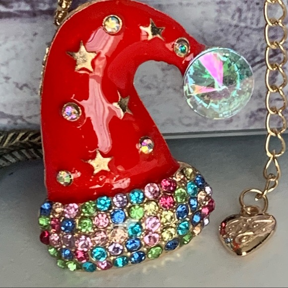🎅🏻🆕 Betsey Johnson Style - Christmas Hat Necklace - Picture 3 of 4